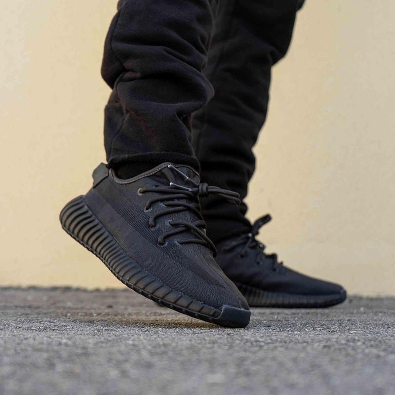 率先預覽 YEEZY BOOST 350 V2 最新配色「Mono Black」上腳圖輯