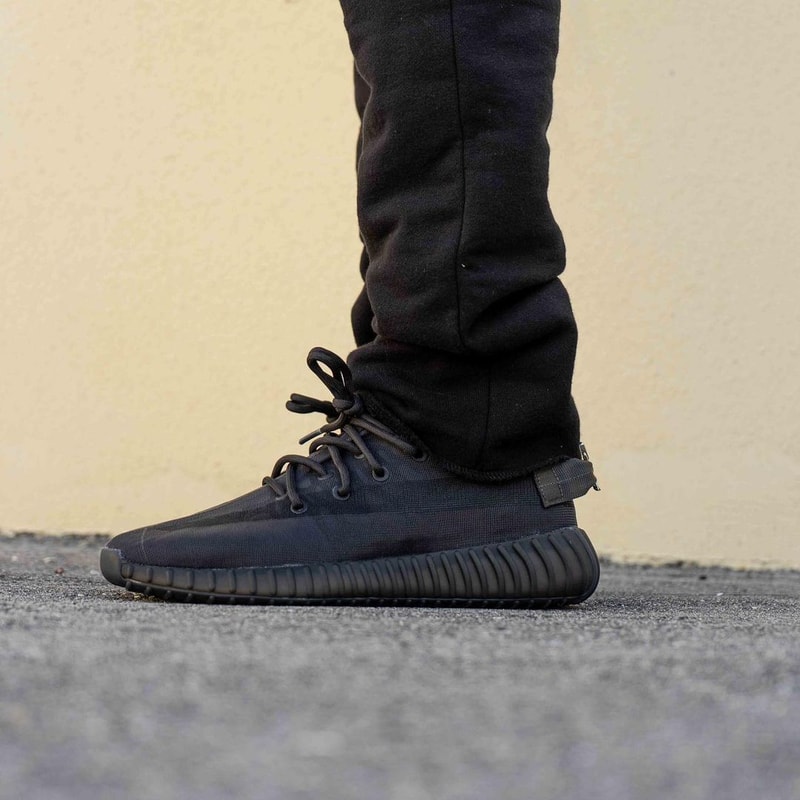 率先預覽 YEEZY BOOST 350 V2 最新配色「Mono Black」上腳圖輯