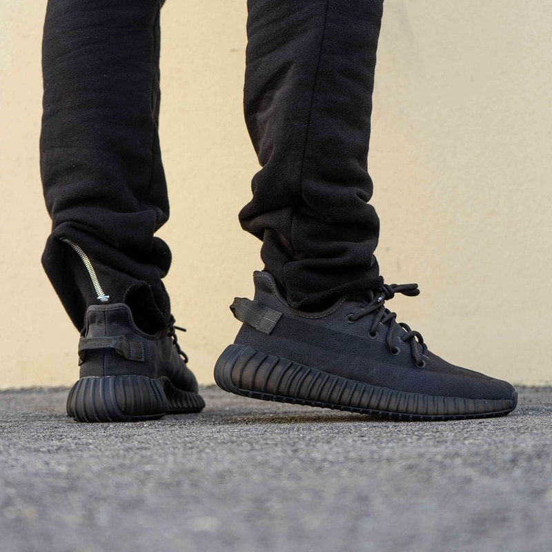 率先預覽 YEEZY BOOST 350 V2 最新配色「Mono Black」上腳圖輯