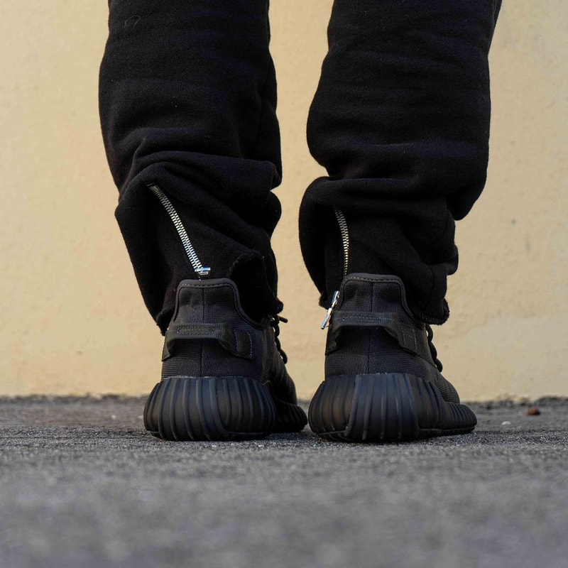 率先預覽 YEEZY BOOST 350 V2 最新配色「Mono Black」上腳圖輯