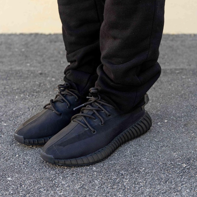 率先預覽 YEEZY BOOST 350 V2 最新配色「Mono Black」上腳圖輯