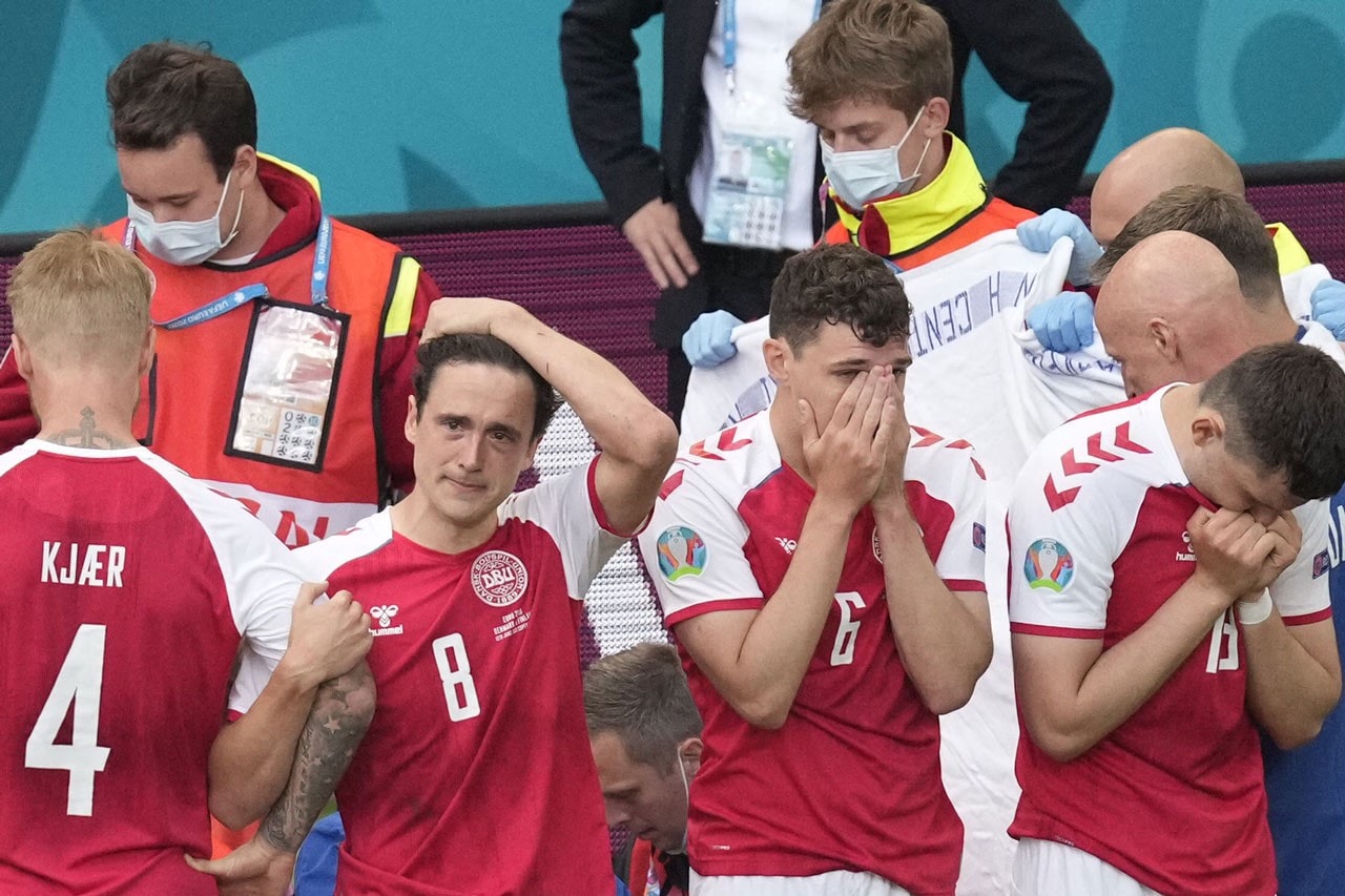 突發意外 – 丹麥足球員於比賽期間倒地不起