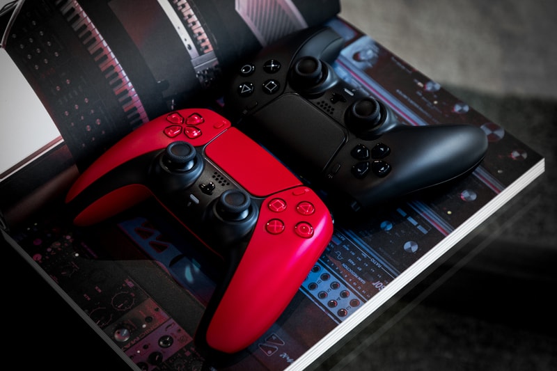HYPEBEAST 近賞「Midnight Black」與「Cosmic Red」PlayStation 5「DualSense」控制器全新配色
