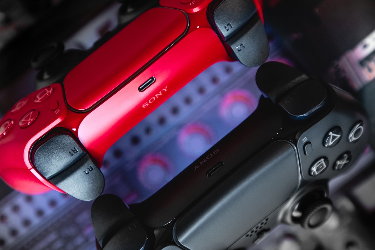HYPEBEAST 近賞「Midnight Black」與「Cosmic Red」PlayStation 5「DualSense」控制器全新配色