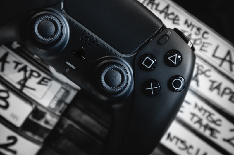 HYPEBEAST 近賞「Midnight Black」與「Cosmic Red」PlayStation 5「DualSense」控制器全新配色