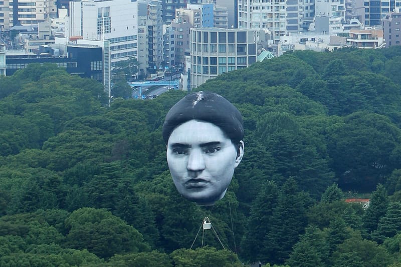 目 [mé]  打造「巨型人臉氣球」突襲漂浮東京上空