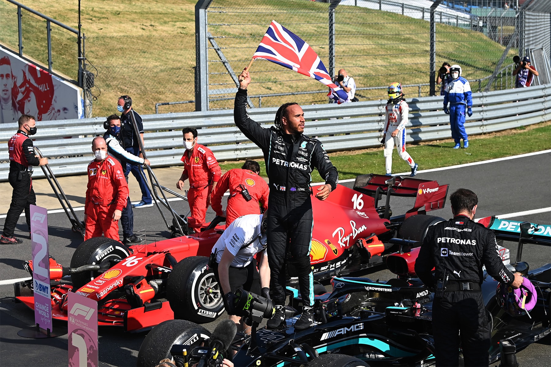 擦撞意外過後 − Lewis Hamilton 判罰 10 秒後依舊奪下 F1 英國站冠軍