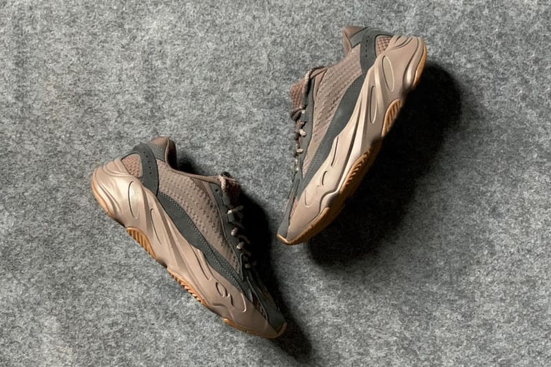 YEEZY BOOST 700 V2 最新配色「Mauve」率先曝光