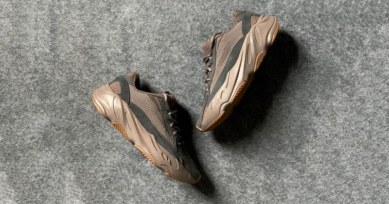 yeezy v2 700 mauve