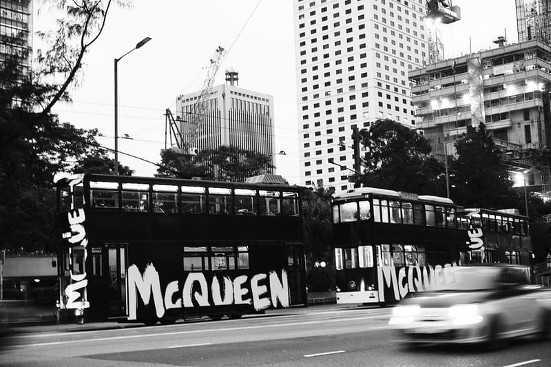 處處留名！「McQueen Graffiti」戶外塗鴉企劃登陸香港