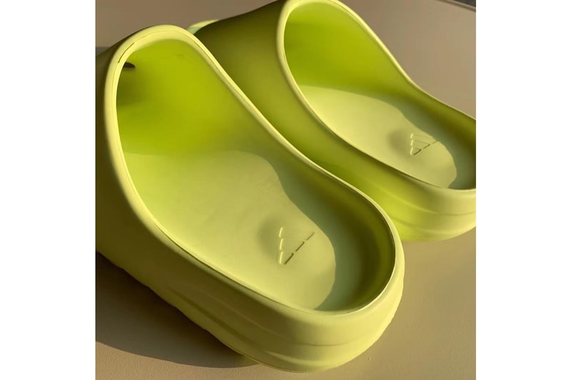 率先近賞 adidas YEEZY SLIDE「Glow Green」全新螢光配色