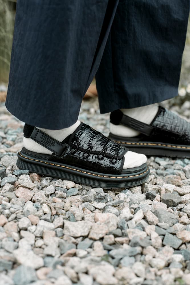 Dr. Martens x Suicoke 全新 DM MURA 聯名鞋款登場