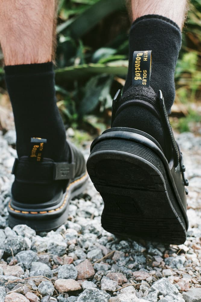 Dr. Martens x Suicoke 全新 DM MURA 聯名鞋款登場