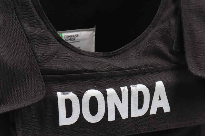 Kanye West 著用「DONDA」防彈背心以高達 $20,000 美元售出