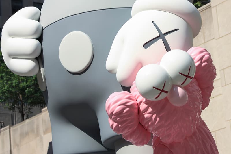 率先預覽 KAWS 最新大型雕塑「SHARE」