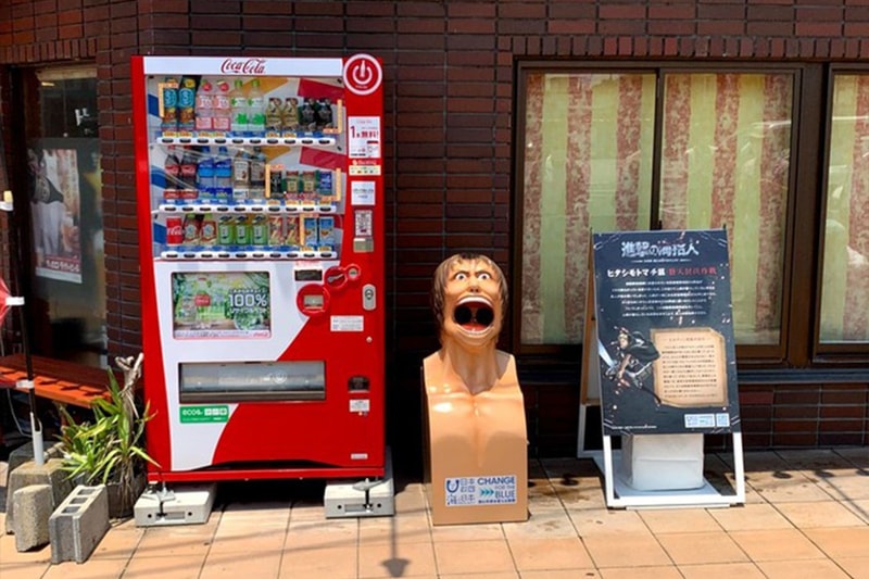 日本街頭驚見高人氣動漫《進擊的巨人》巨人張口造型垃圾桶