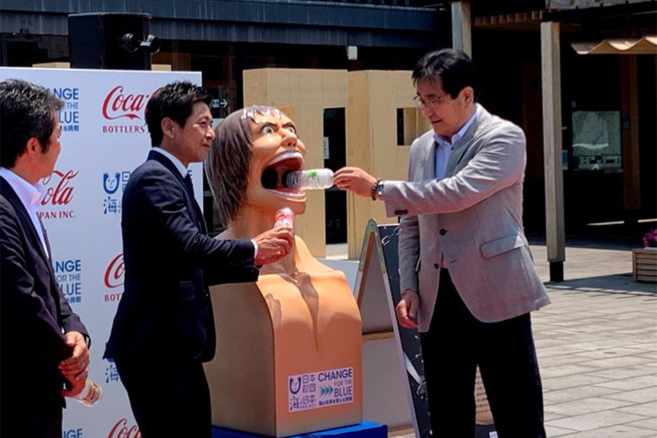 日本街頭驚見高人氣動漫《進擊的巨人》巨人張口造型垃圾桶