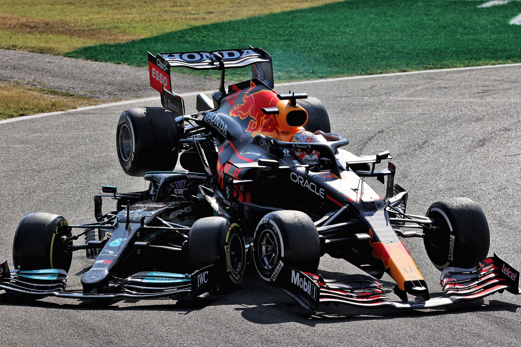 Lewis Hamilton 與 Max Verstappen 於 F1 義大利站發生重大碰撞