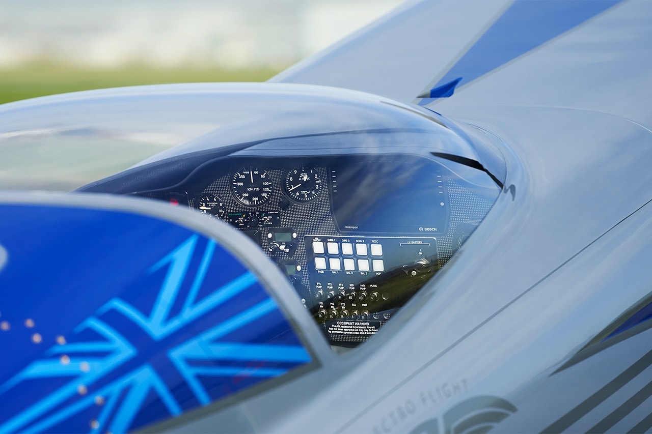 Rolls-Royce 品牌首架純電能飛機成功完成試飛