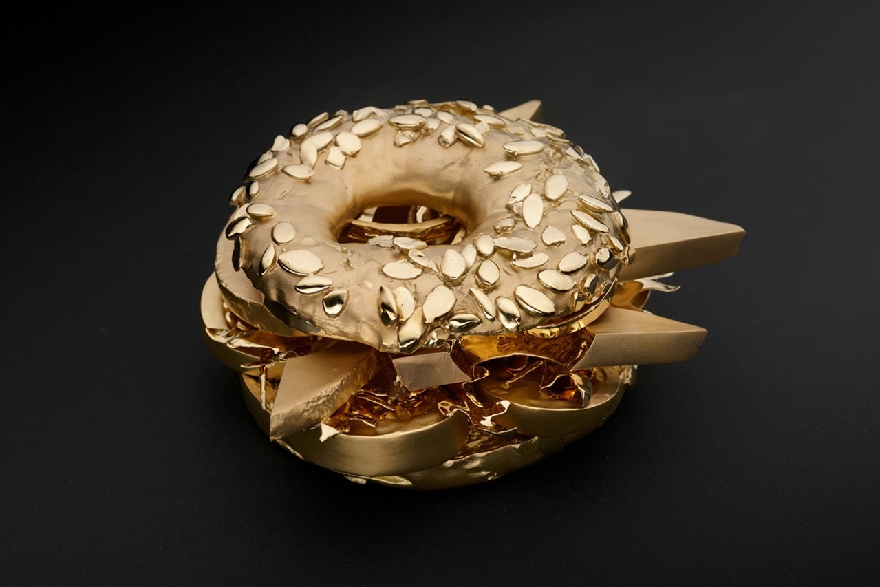 德國當代藝術家打造要價 $290 萬美元「酪梨貝果」純金雕塑