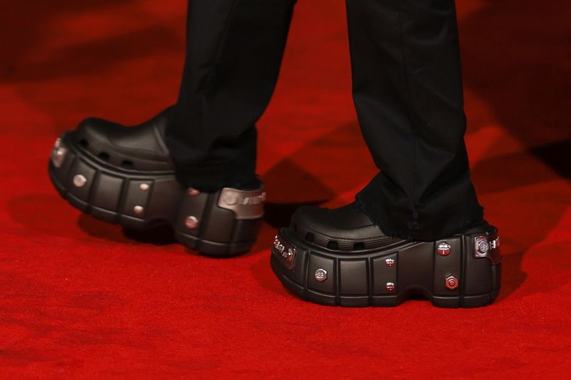 率先近賞 Balenciaga 螺絲綴飾 Crocs Platform Clog 聯乘鞋款