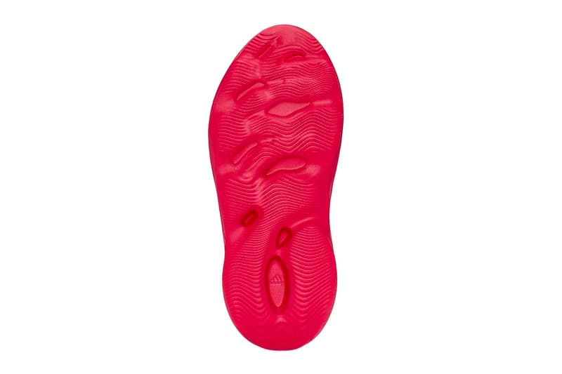 adidas YEEZY Foam Runner 最新配色「Vermillion」官方圖輯正式發佈