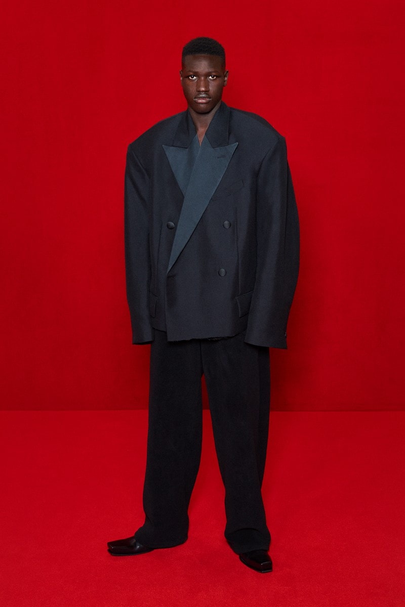 「模糊化」的街頭正裝｜Balenciaga 2022 春夏系列正式登場