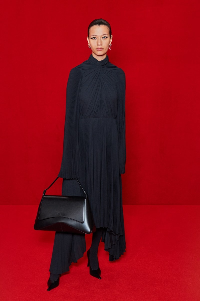 「模糊化」的街頭正裝｜Balenciaga 2022 春夏系列正式登場