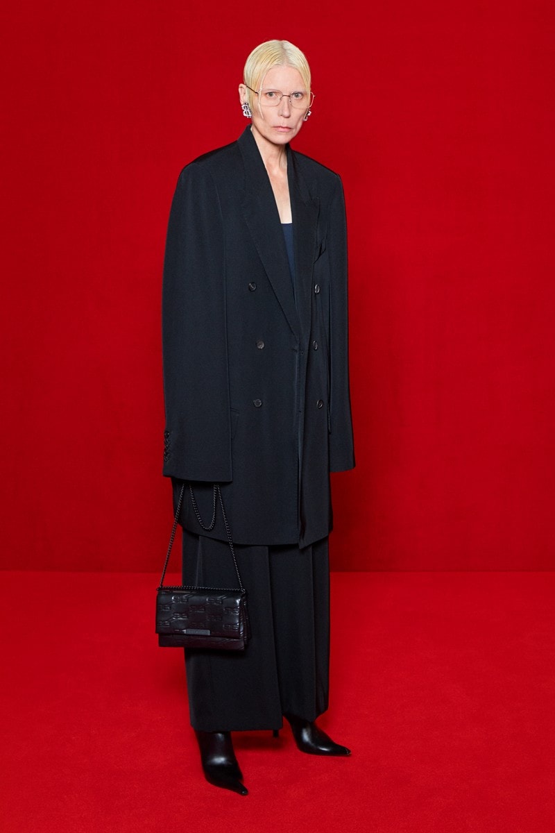 「模糊化」的街頭正裝｜Balenciaga 2022 春夏系列正式登場