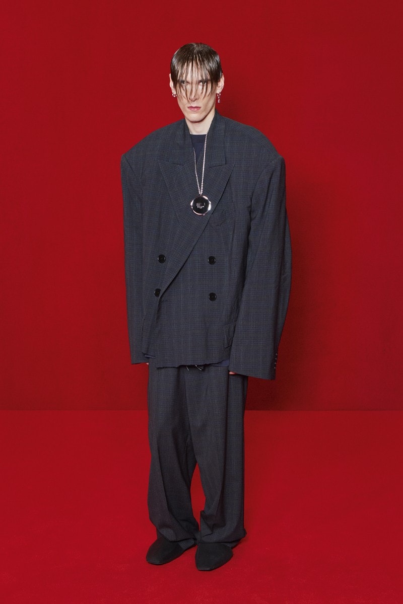 「模糊化」的街頭正裝｜Balenciaga 2022 春夏系列正式登場