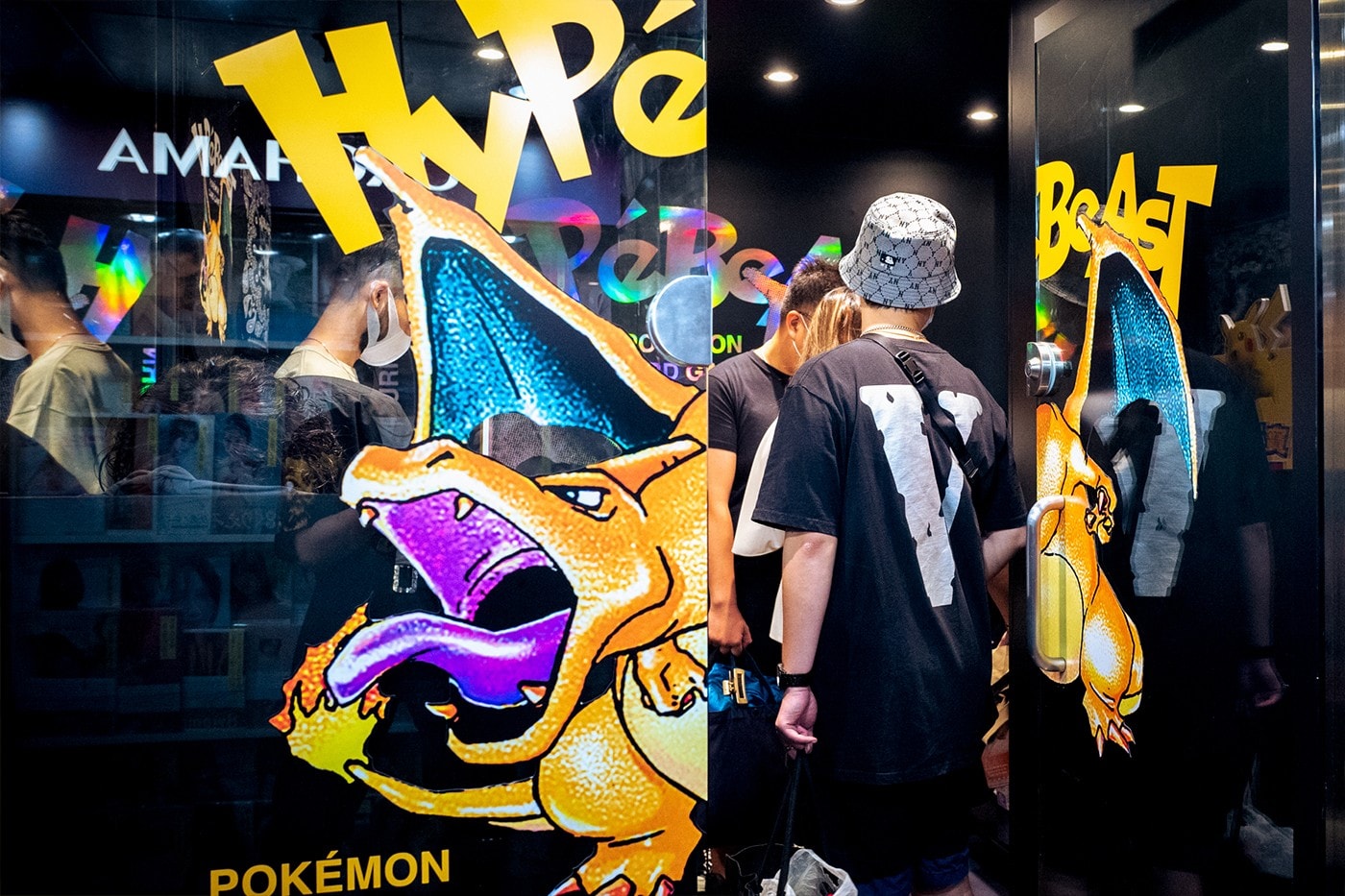 觀賞 HYPEBEAST x Pokémon TCG 25 週年 BELOWGROUND 限定快閃店開幕盛況