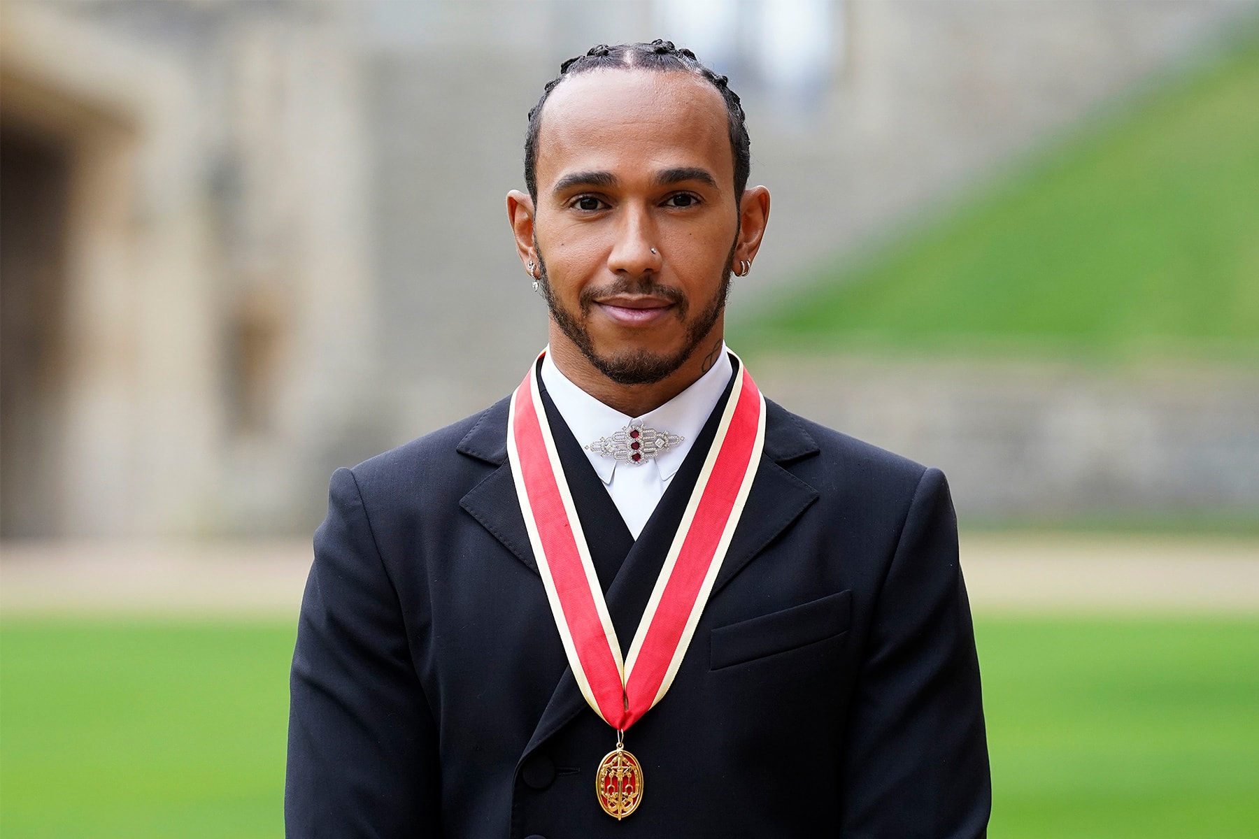 F1 決賽失利後 − Lewis Hamilton 獲封英國騎士勳章