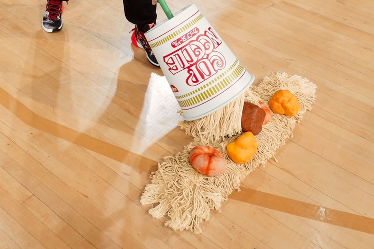 日本籃球協會賽場出現 Nissin 日清食品「杯麵拖把」