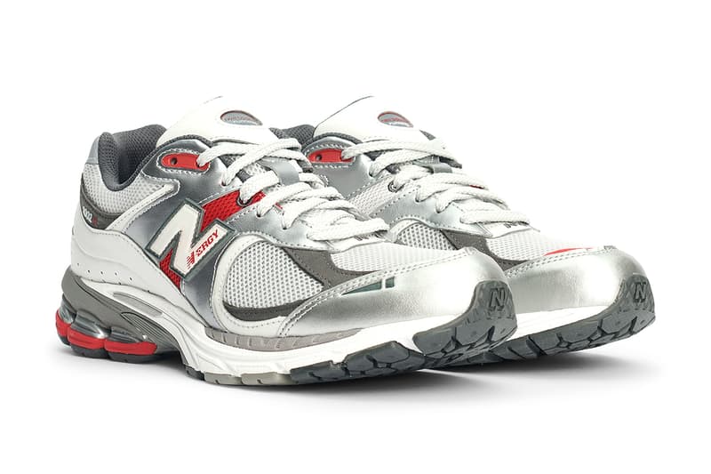 New Balance 2002R 全新配色「Metallic Silver/Red」正式登場