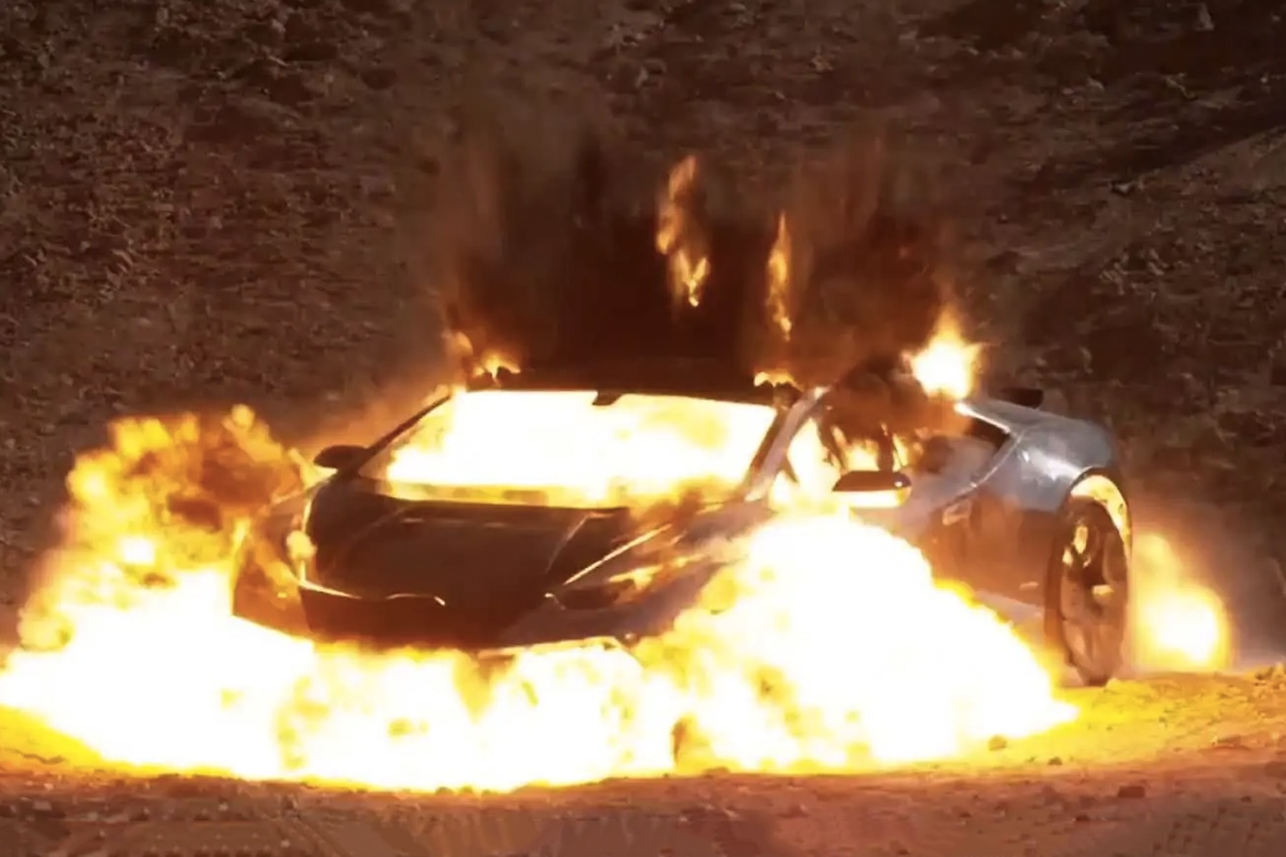 藝術家 Shl0ms 炸毀 Lamborghini 跑車打造 999 枚「殘骸」NFT 項目
