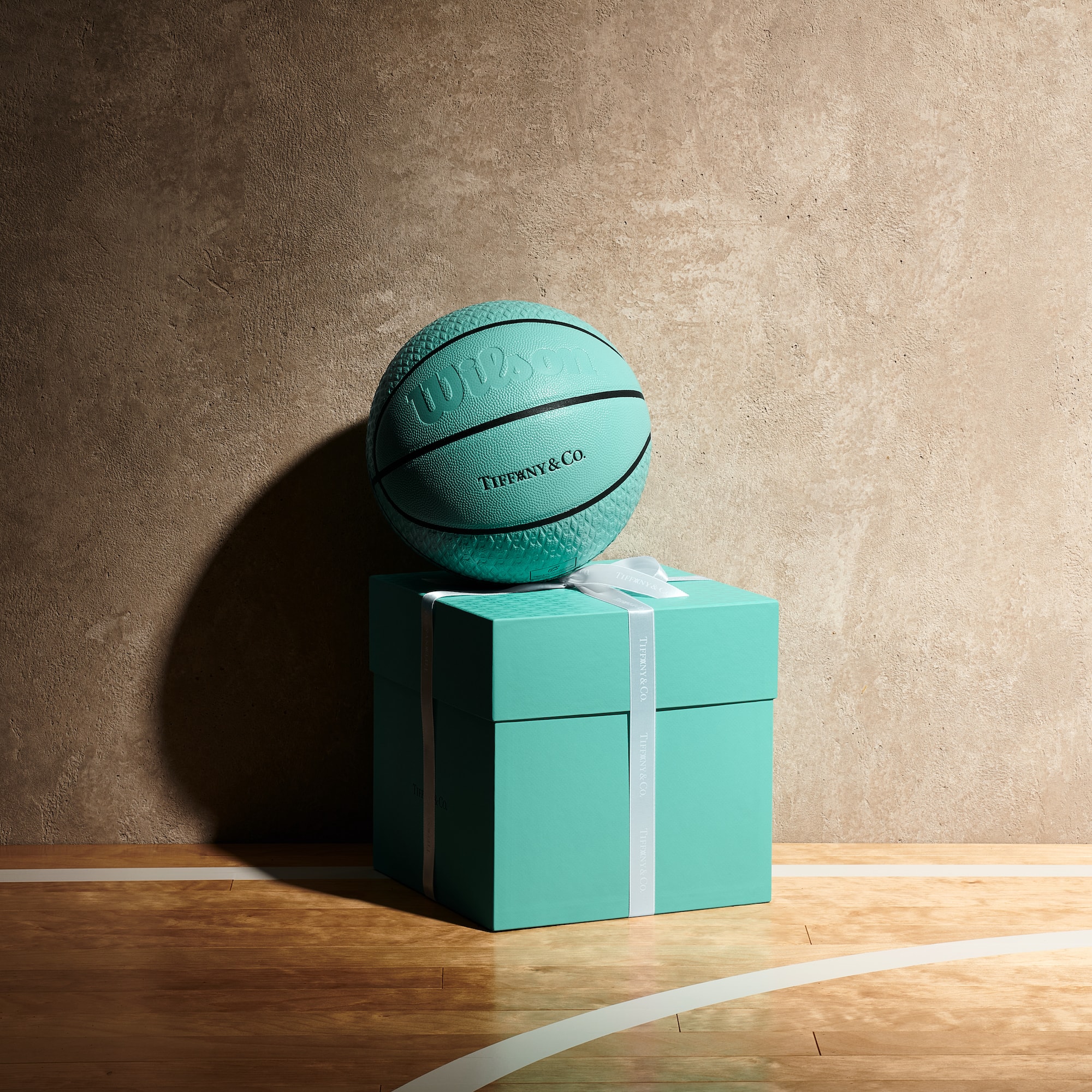 Tiffany & Co. 攜手 Daniel Arsham 打造限量版 Tiffany Blue 籃球