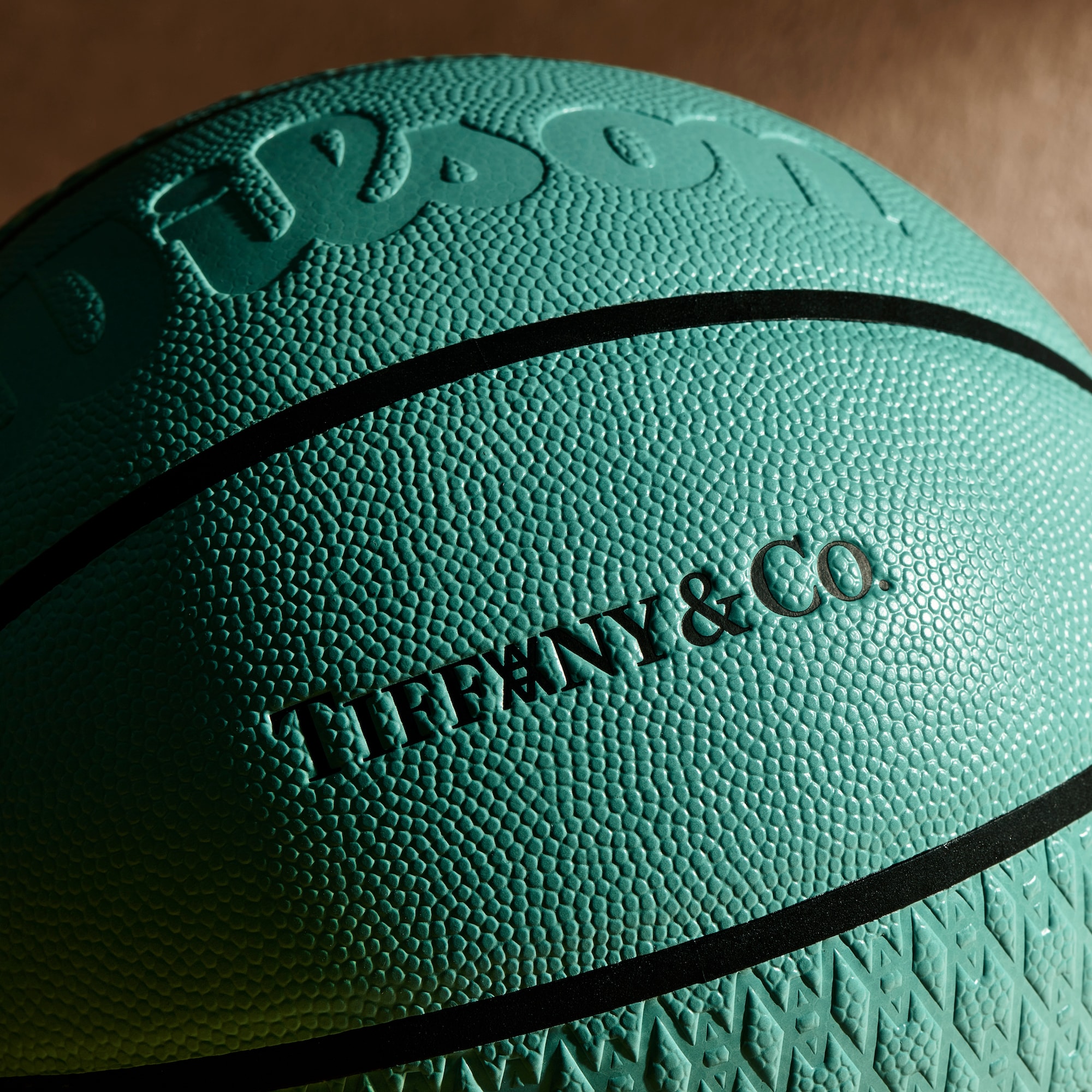 Tiffany & Co. 攜手 Daniel Arsham 打造限量版 Tiffany Blue 籃球