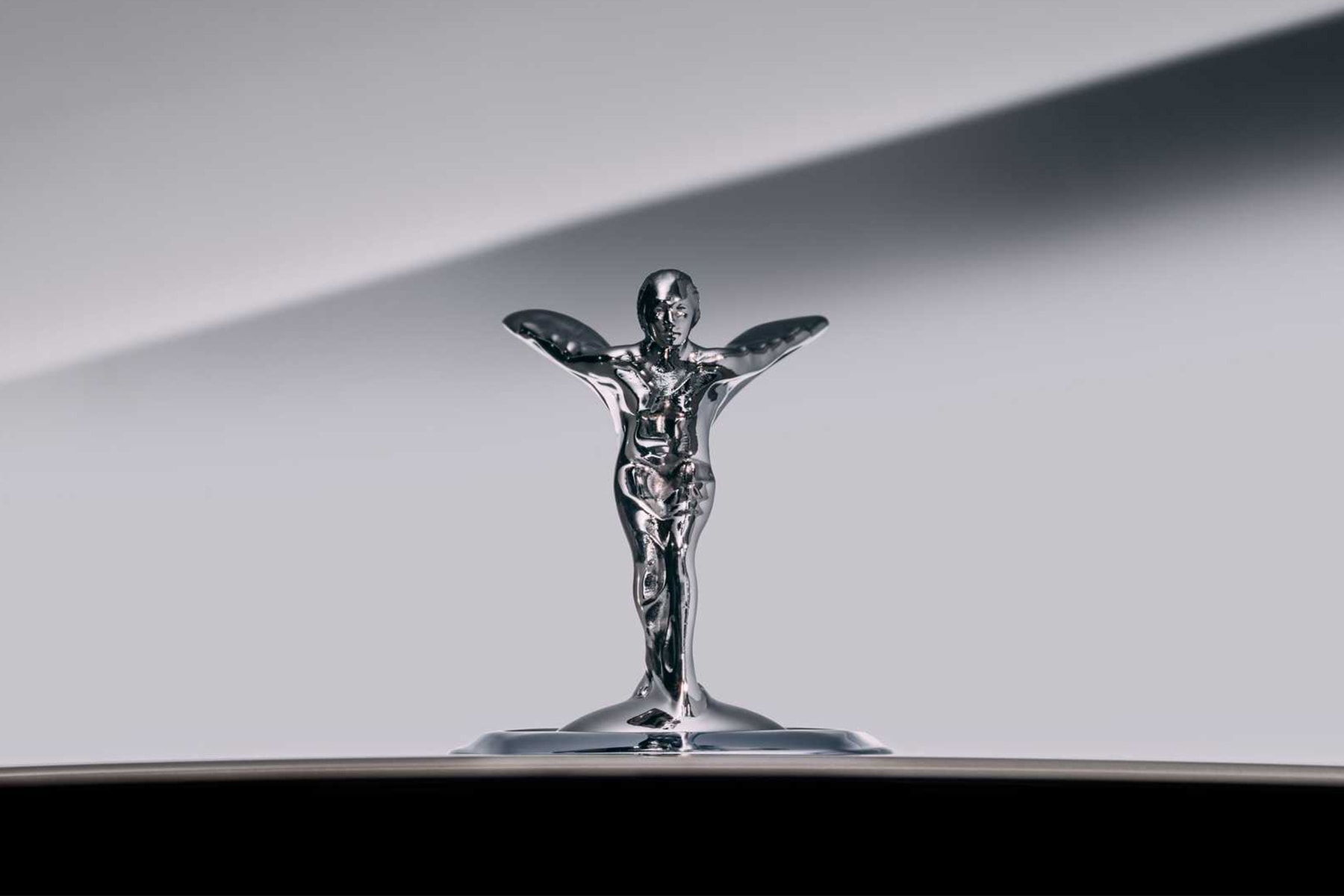 Rolls-Royce 首款電能車 Spectre 換上全新樣式「歡慶女神像」雕塑