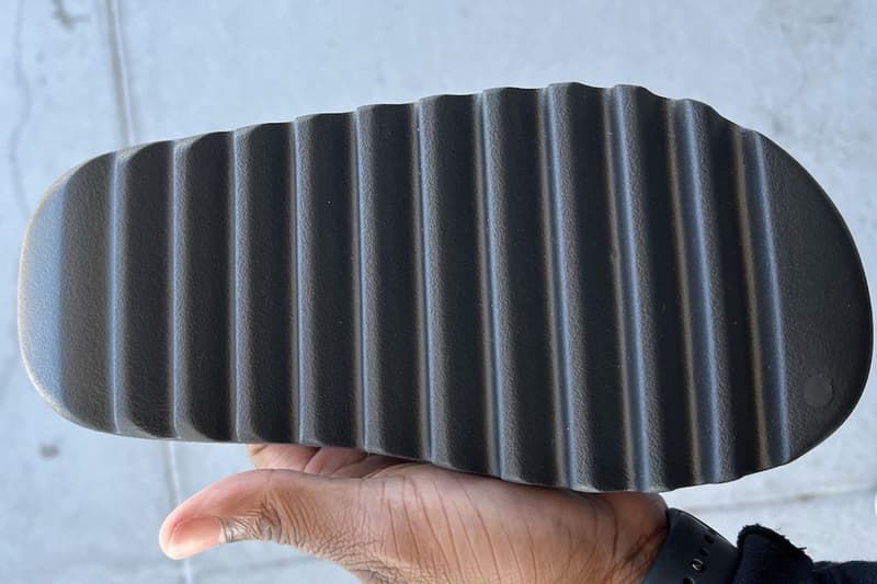 率先近賞 adidas Yeezy Slide 最新黑魂配色「Onyx」