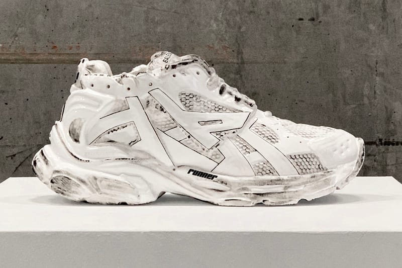 Balenciaga 推出價值 $7,290 美元的 Runner 運動鞋手工雕塑