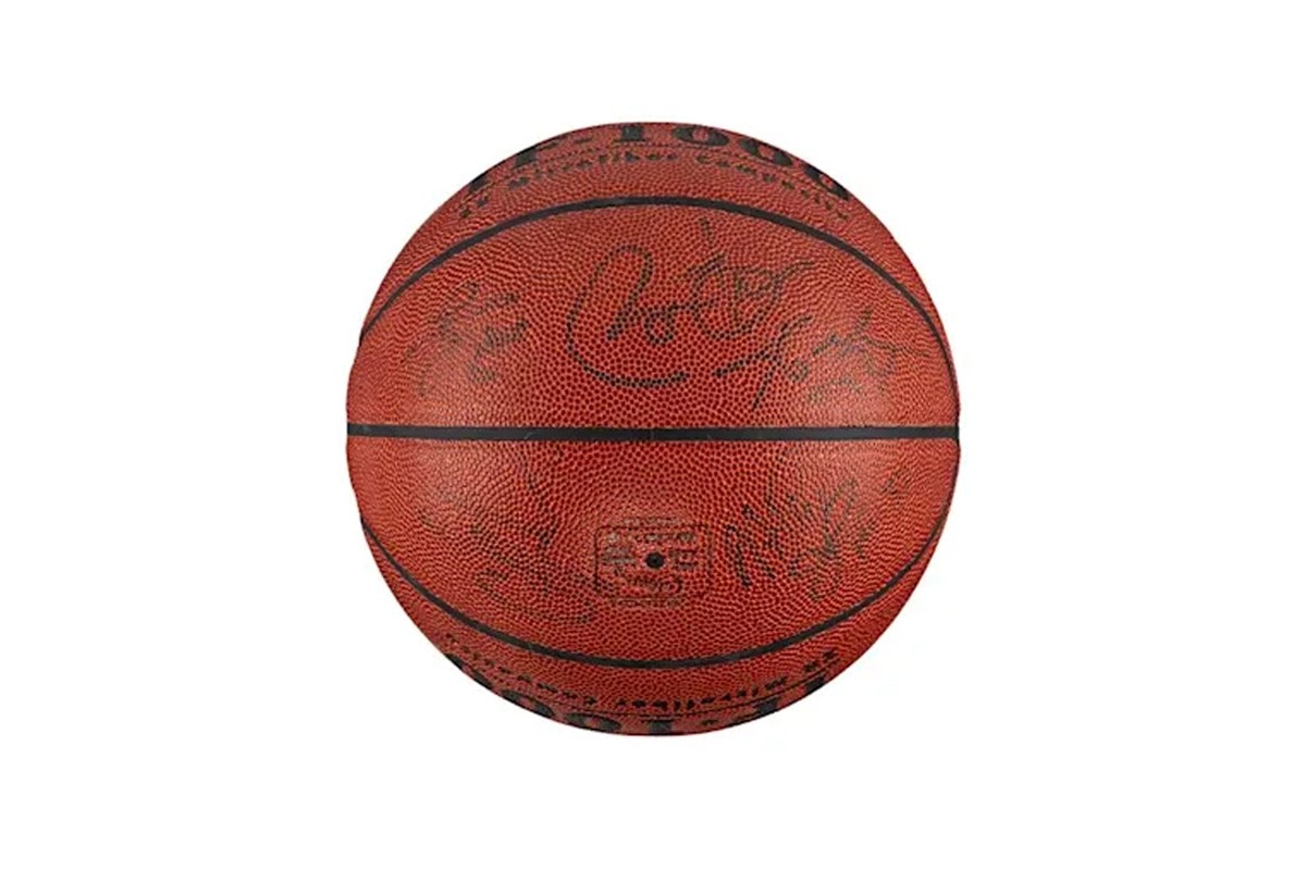 Kobe Bryant、LeBron James 親筆簽名 Spalding 籃球拍賣 $12,000 美元