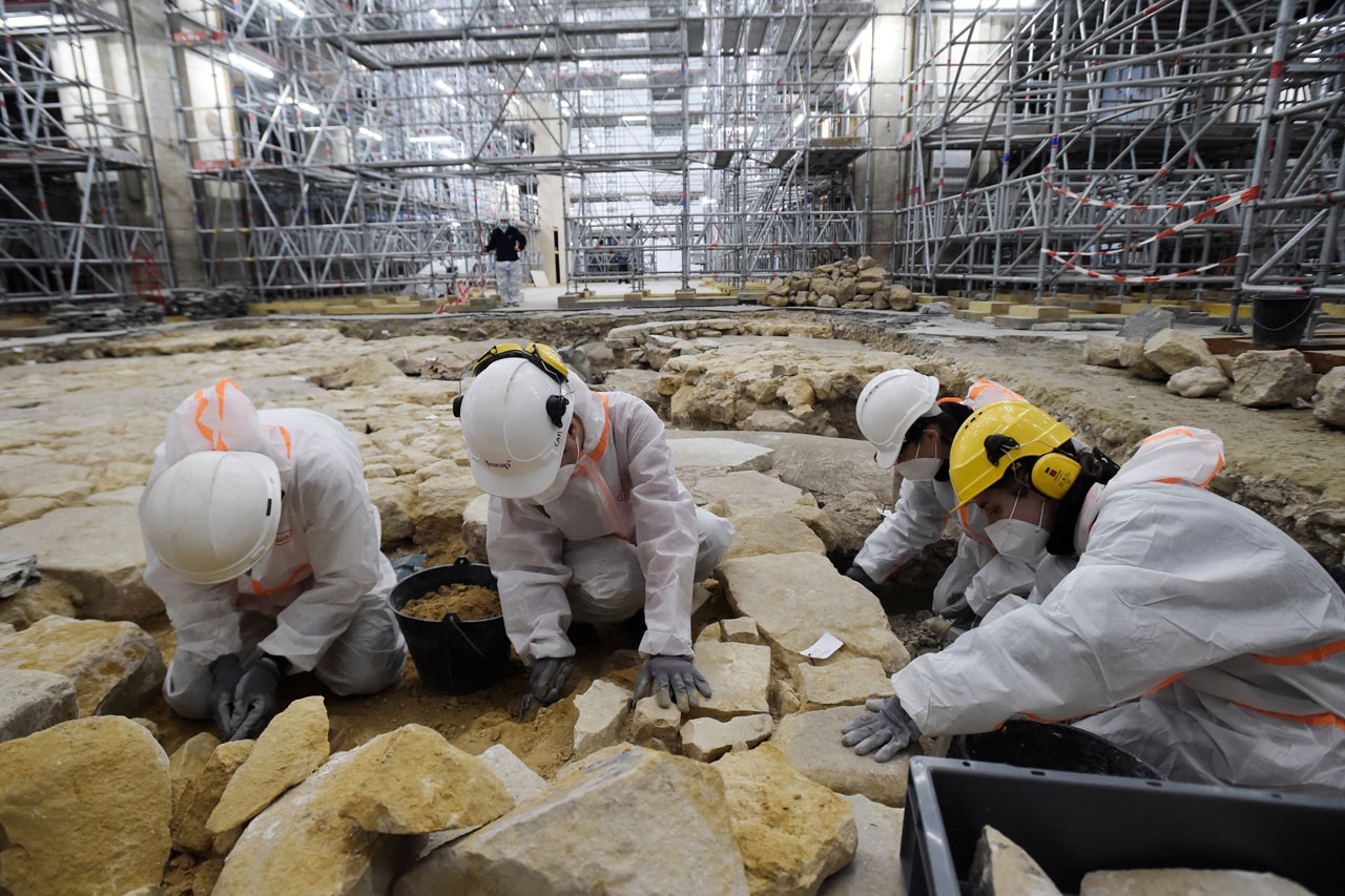 考古學家在巴黎聖母院下發現近 700 年歷史鉛石棺