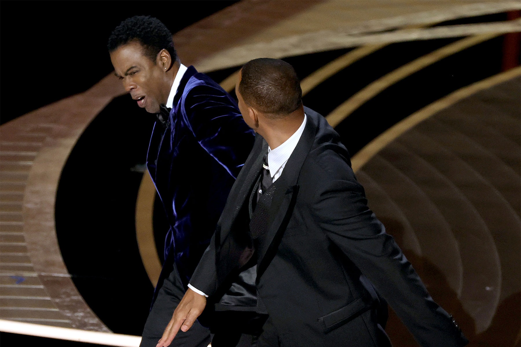 Chris Rock 因在 Oscars 現場上開 Will Smith 妻子玩笑被賞一記巴掌