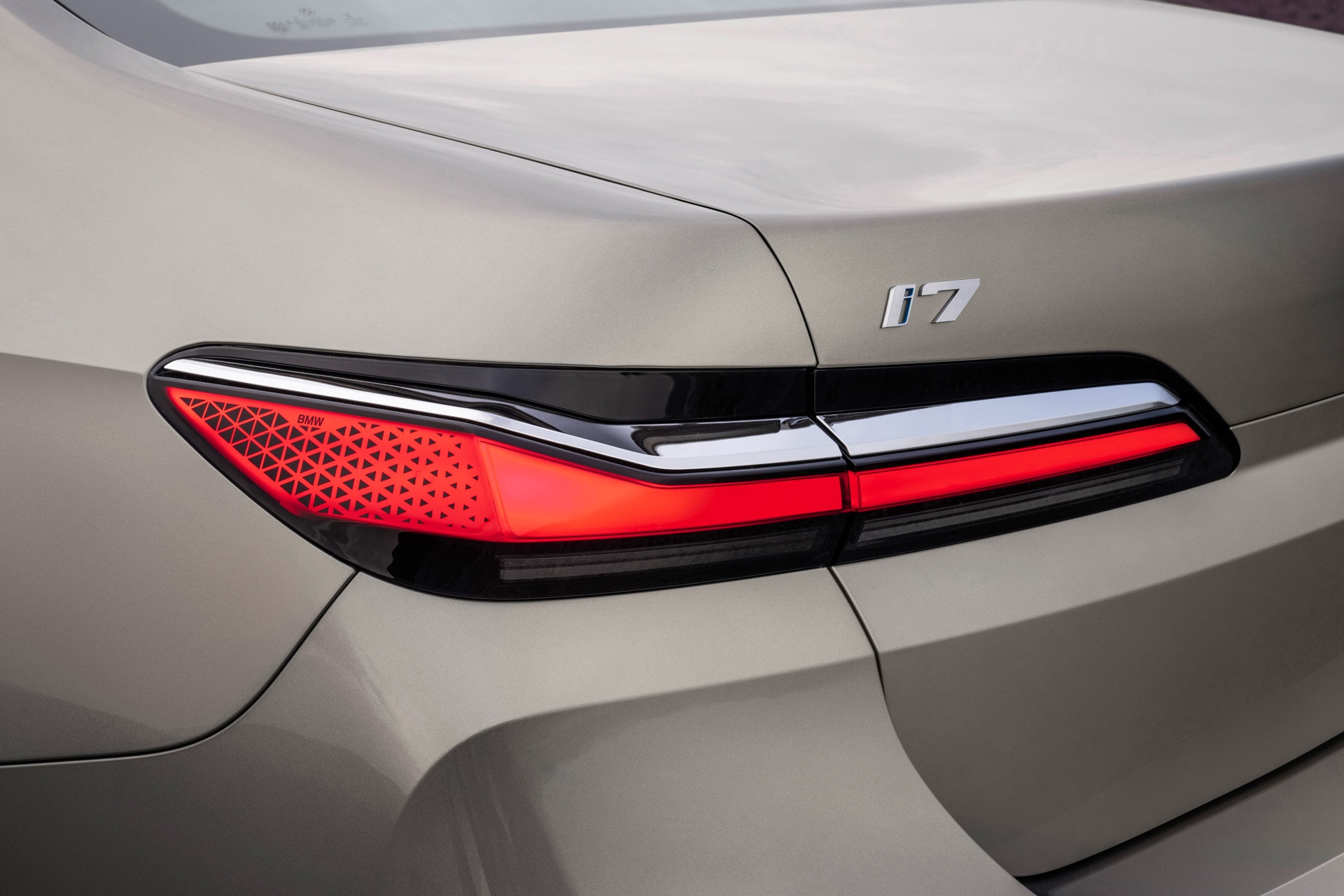 BMW 正式發表全新電能車型 i7