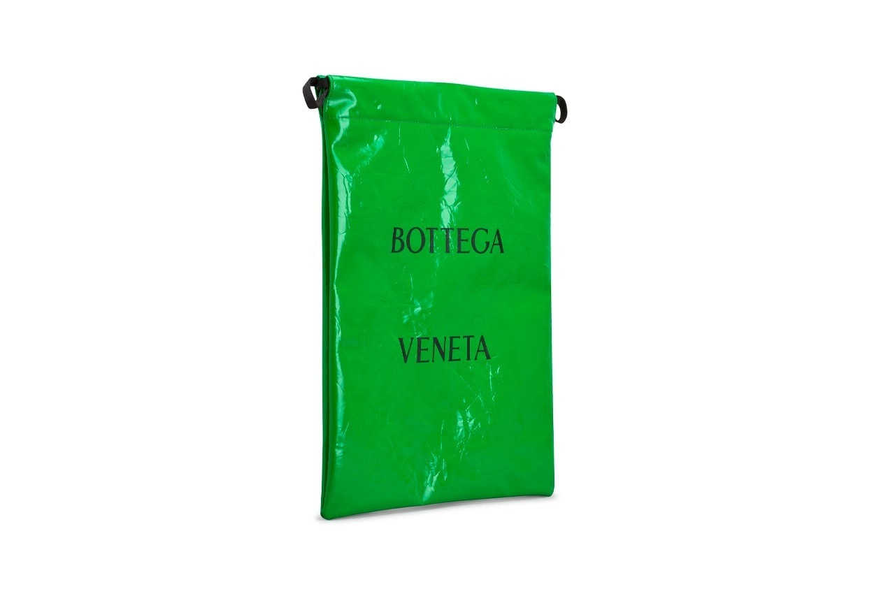 Bottega Veneta 推出要價近 $2,000 美金新款褶皺皮革「防塵袋」