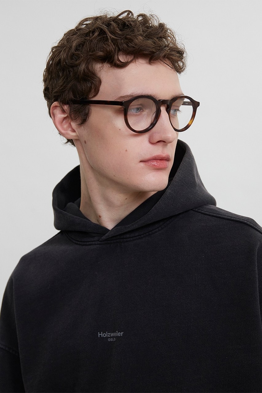 挪威時裝品牌 Holzweiler 推出首款眼鏡系列