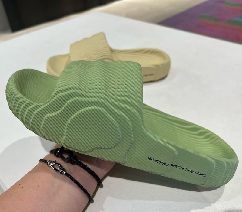 adidas Originals 全新拖鞋款式 Adilette 22 率先亮相