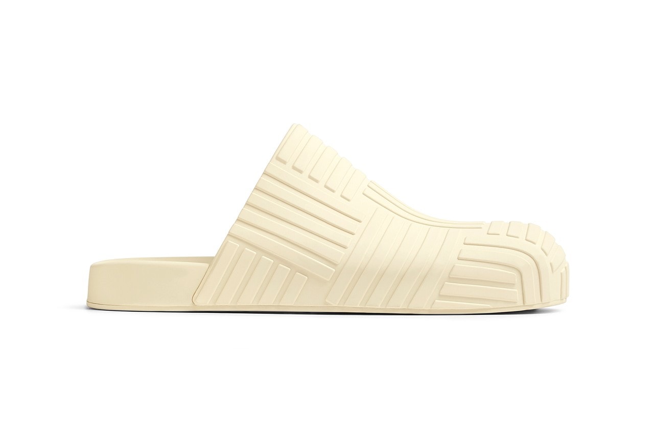 Bottega Veneta 推出要價 $520 美元最新橡膠 Slider 鞋款