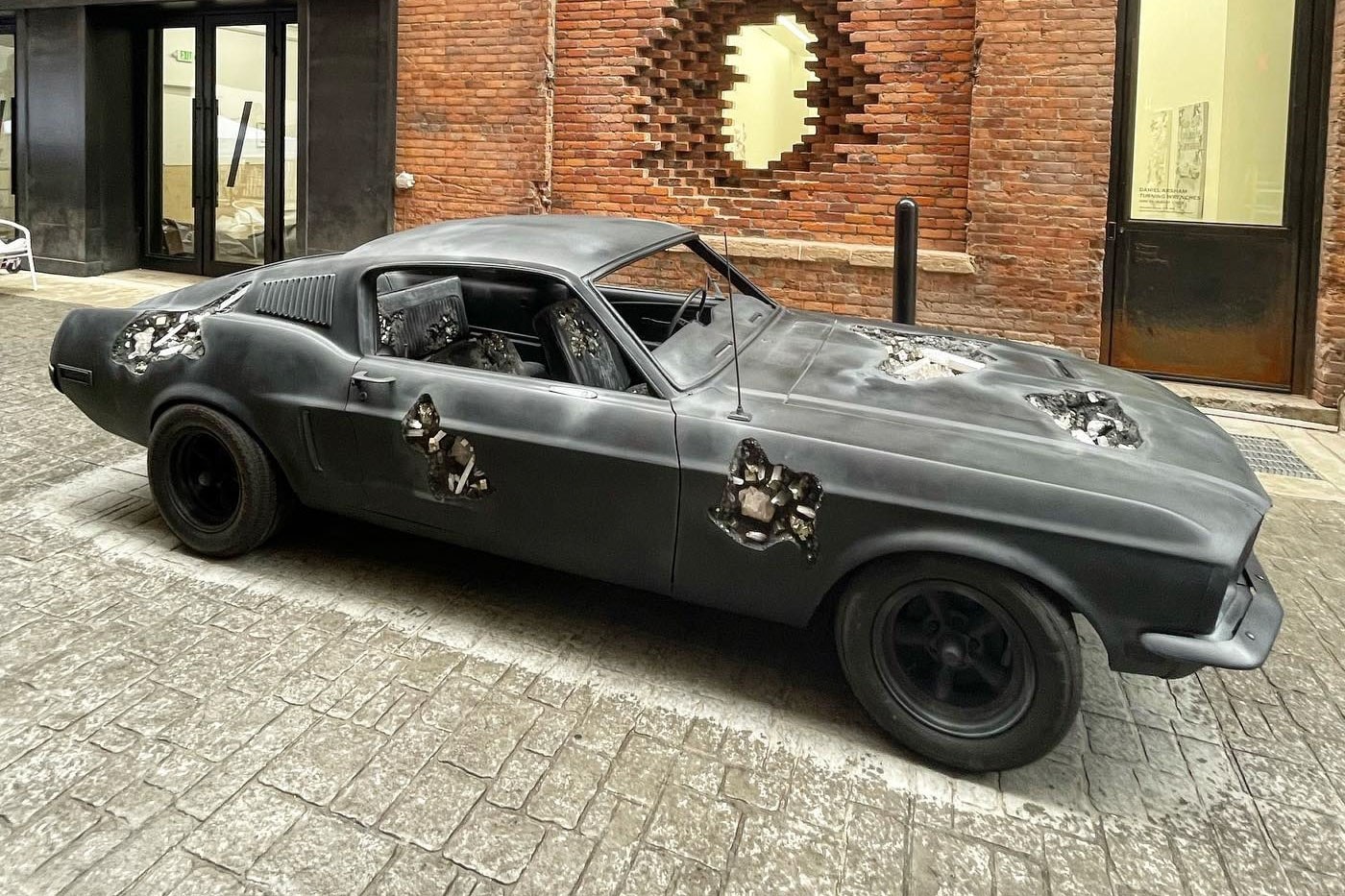 近賞 Daniel Arsham 打造 1968 Ford Mustang GT 經典車款雕塑
