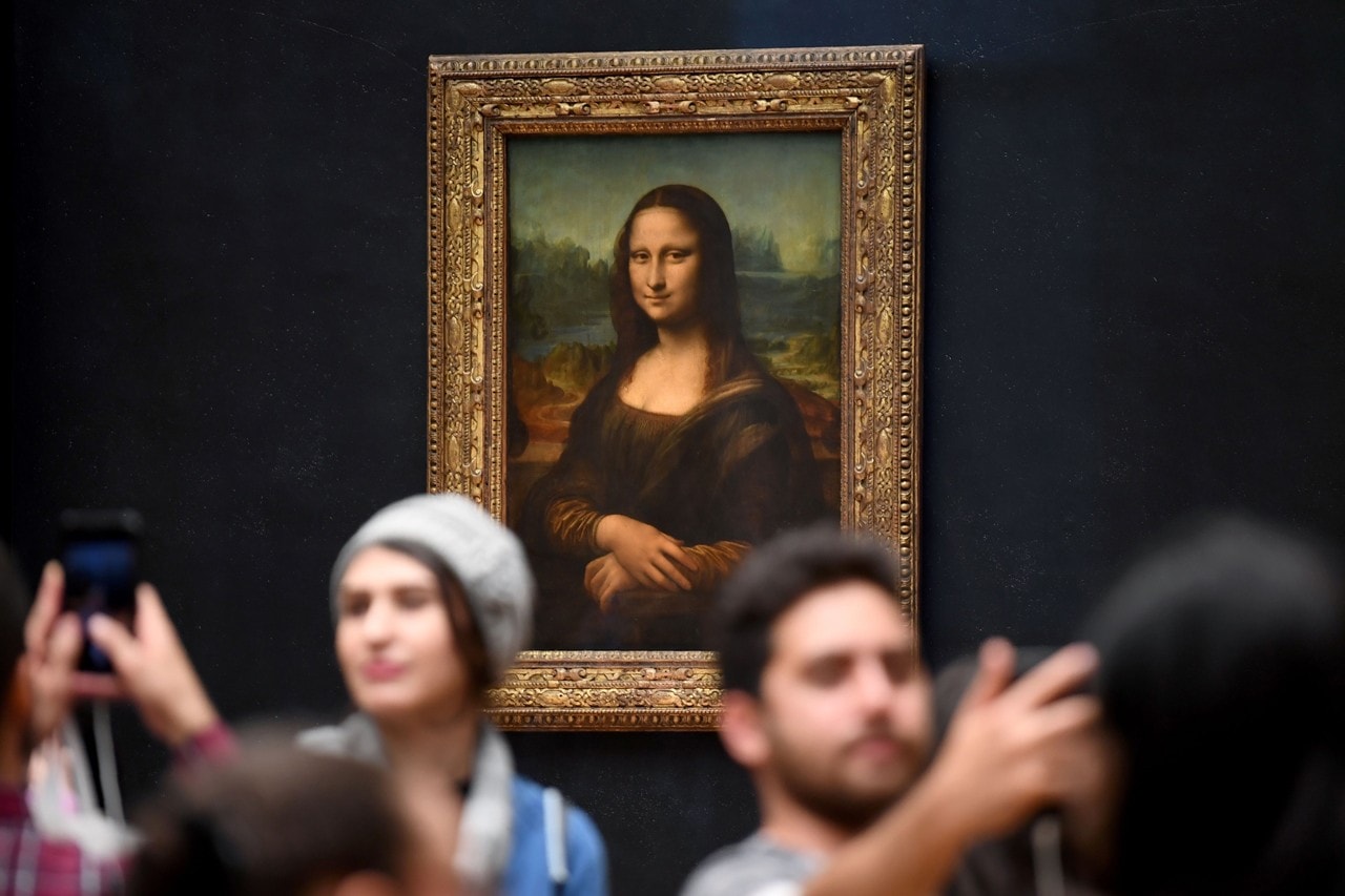 不明喬裝男子在法國羅浮宮將蛋糕丟向《蒙娜麗莎 Mona Lisa》